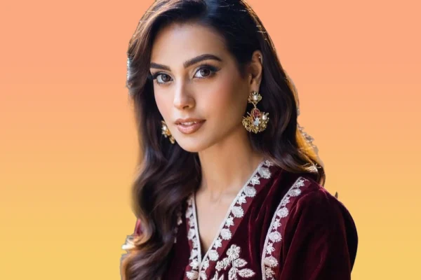 Iqra Aziz Age, Height, Boyfriend, Family Biography & Much More