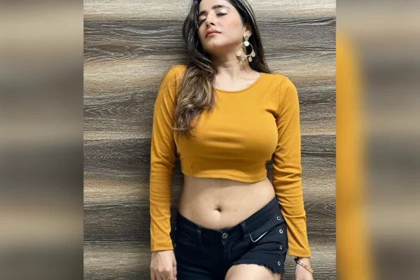 Kate Sharma Age, Height, Boyfriend, Family Biography & Much More