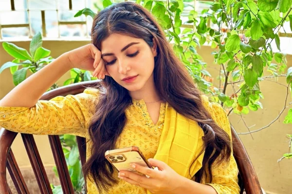 Kinza Hashmi Age, Height, Girlfriend, Family Biography & Much More